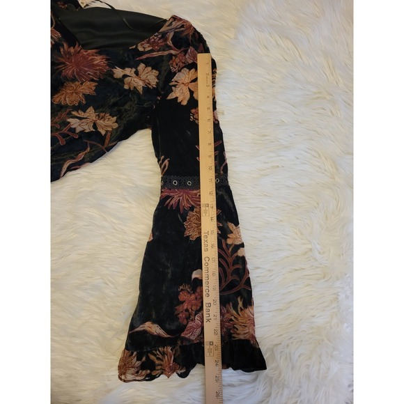 Women's Miss Me Top Burnout Velvet Size Bell Sleeves Fall Floral‎ Size Medium - Picture 6 of 9